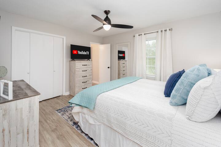 Tastefully designed 4-Bedroom Townhome!
