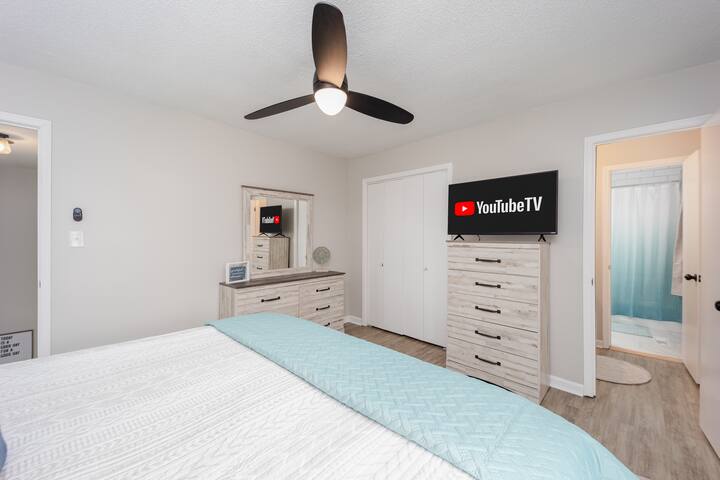 Tastefully designed 4-Bedroom Townhome!