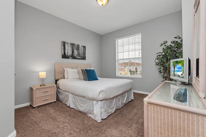 -佛罗里达州奥兰多公寓的独家卧室-提供电视和Netflix -舒适的床，干净整洁的床单和柔软的枕头-位置优越的窗户，可欣赏美丽的室外景观-豪华标准双人床