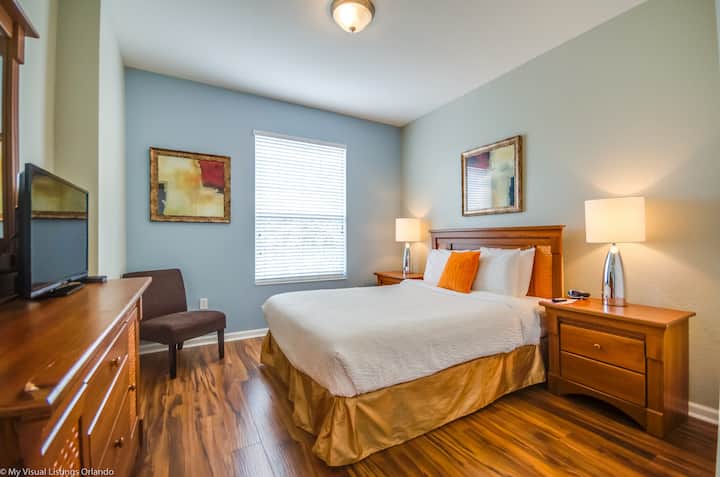 Насладете се на олицетворението на комфорта в спалнята ни с голямо легло, където мечтите се разгръщат в прегръдката на плюшения лукс и спокойствието.