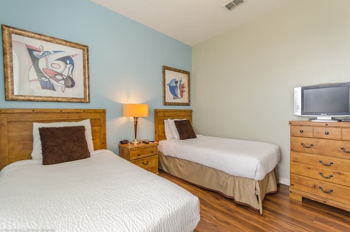 Спалнята ни с две единични легла предлага комфорт и гъвкавост за престоя ви.