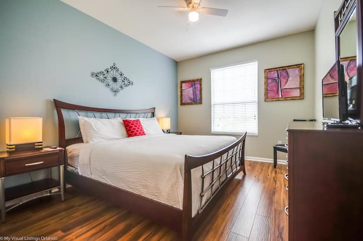 Просторната ни спалня привлича с голямо легло, обещаващи нощи с несравним комфорт и подмладяване, където всяка мечта намира своето светилище.