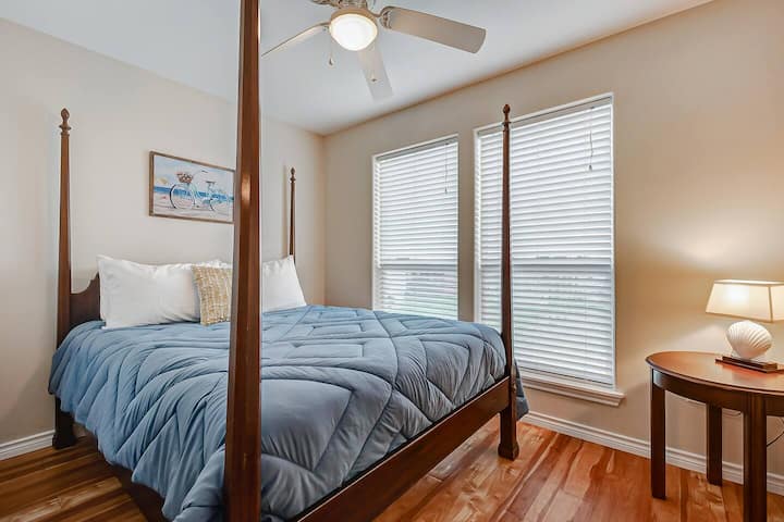 Dormitorio con cama tamaño queen en el segundo piso