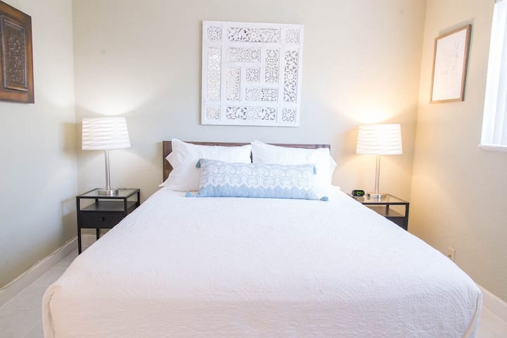 غرفة نوم كبيرة بحمام داخلي تشمل مرتبة كوين كاسبر ميموري فوم وبياضات أفخم