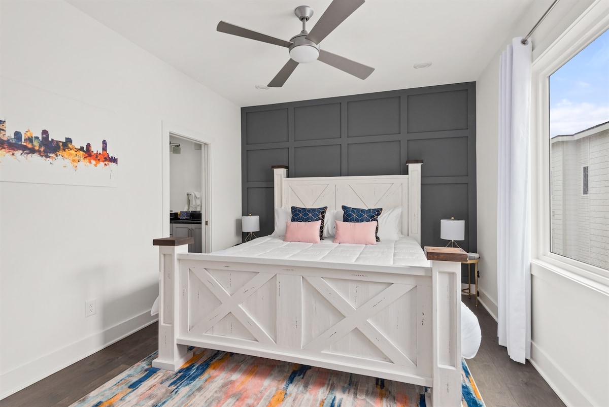 Брачен кревет (широк 150-179 см) во главната спална соба, со сопствена бања