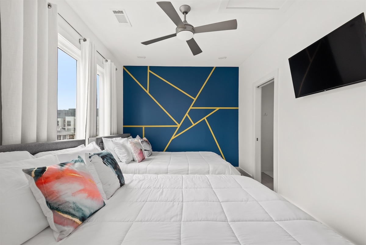 2 брачни кревета во гостинската спална соба, со сопствена бања