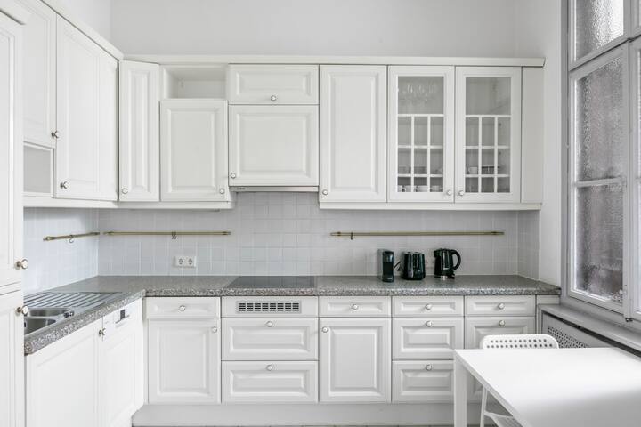 Blueground | Alsergrund, fireplace & storage gallery image 4