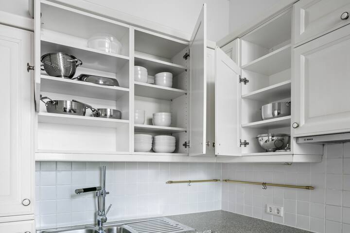 Blueground | Alsergrund, fireplace & storage gallery image 5