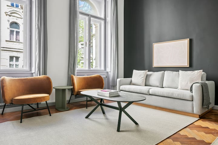 Blueground | Alsergrund, fireplace & storage