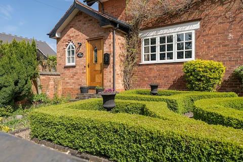 Beautiful Country Cottage for up to 8 people
