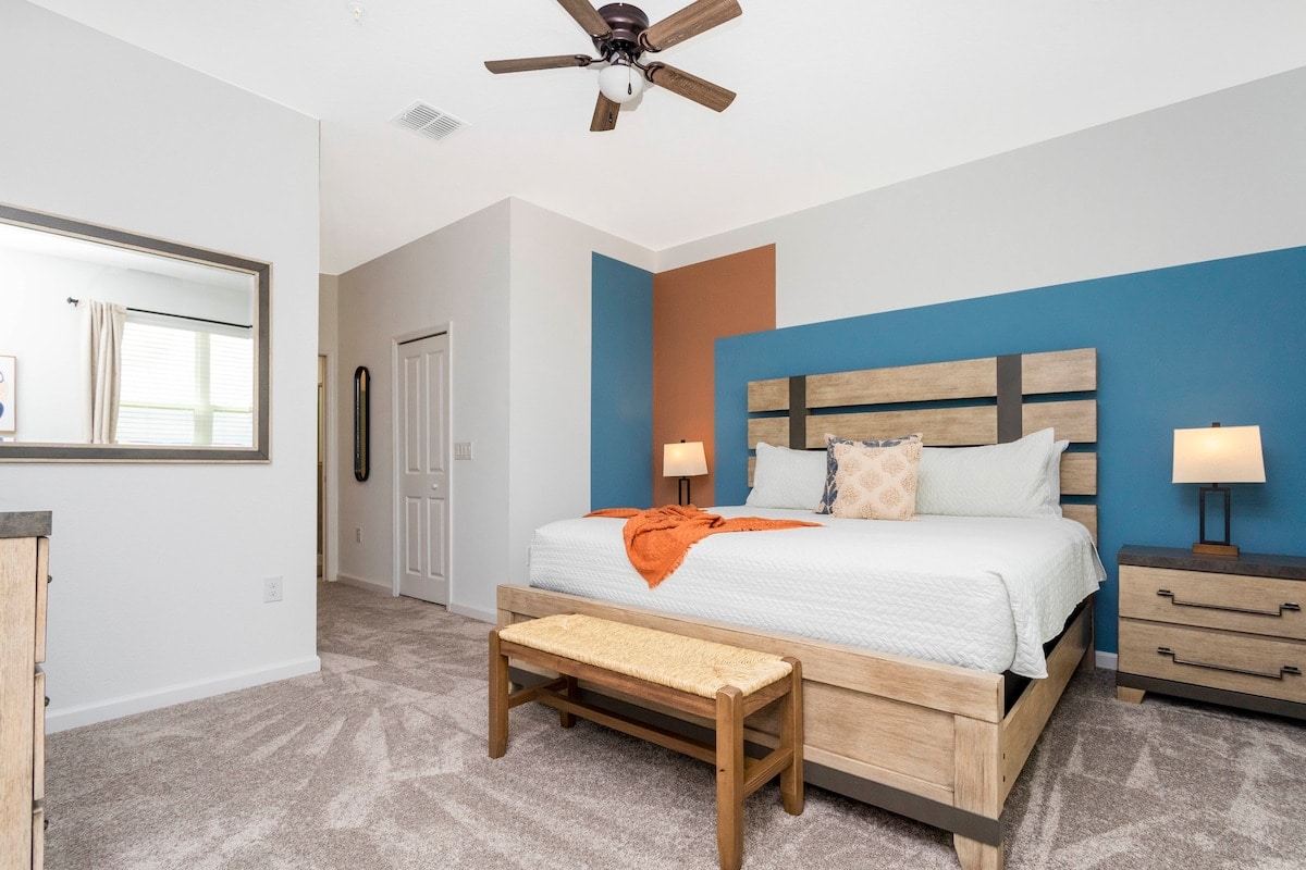 A big bedroom for two, featuring sumptuously comfortable masters  bed that redefine the meaning of a good night's sleep. Plus a Tv and great Pro decoration.