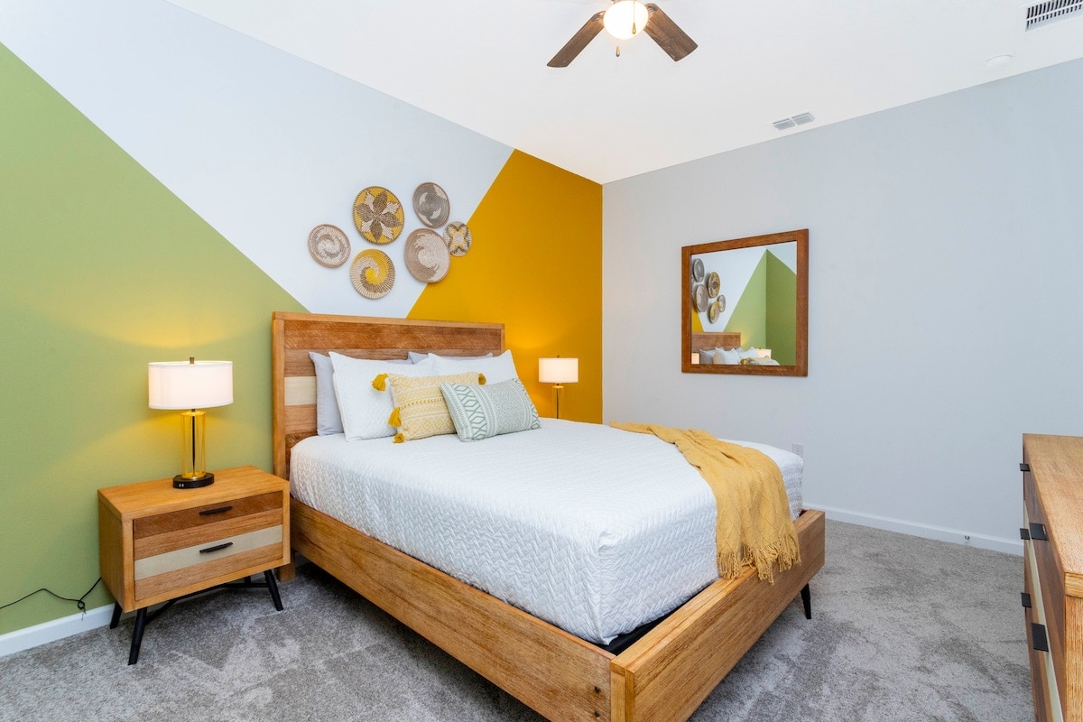 A big bedroom for two, featuring sumptuously comfortable queen sized bed that redefine the meaning of a good night's sleep. Plus a Tv and great Pro decoration.