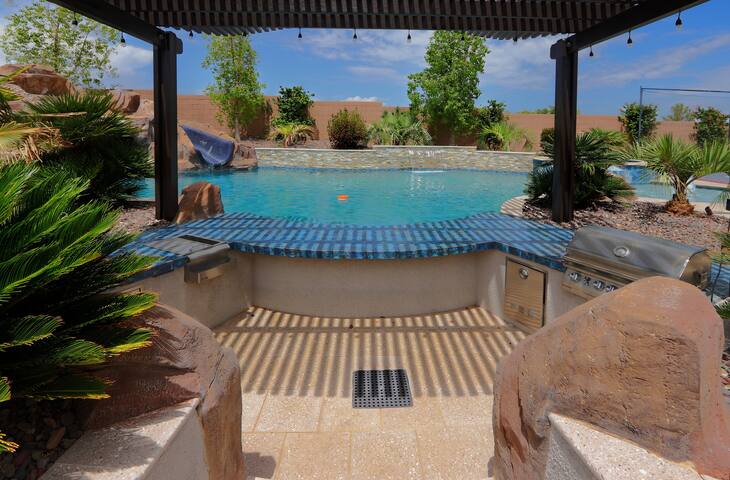 Next to Strip, Heated Pool, Hot Tub, Sports Court! gallery image 5