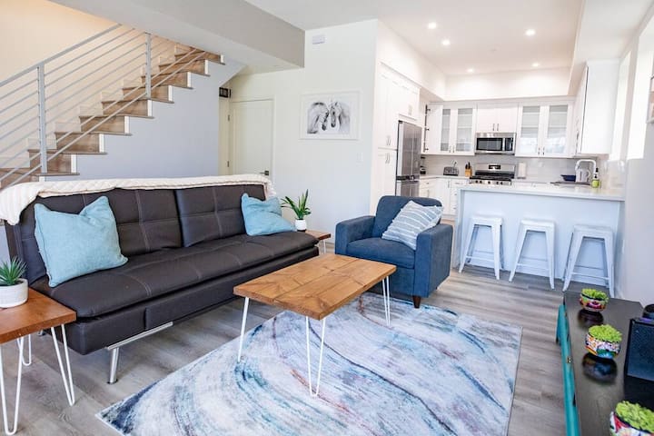 *New 2BR Designer Townhouse Walk 2 Universal!*