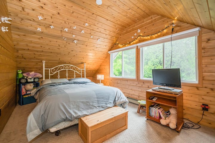 Ზედა სართულის სტუმრების საძინებელი იდეალური ადგილია განტვირთვისთვის, ბავშვებისთვის კი საკმარისი სივრცეა გასართობად.