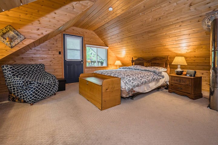 Მთავარ საძინებელში არის რბილი და ფუმფულა თეთრეული კლასიკური კოტეჯით. 