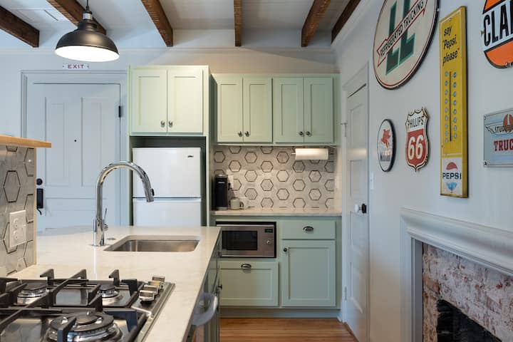 Service Station Apartment | King Bed + Balcony! - Charlottesville, VA