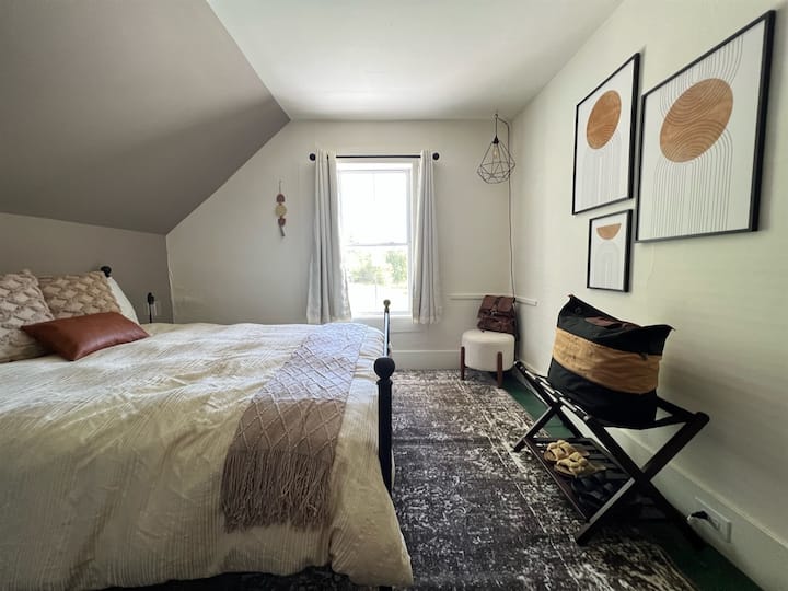 "Chumba cha Cappuccino" kina kitanda cha malkia na ni cha kustarehesha sana.