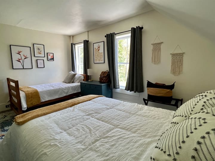 "Chumba cheupe" kina kitanda kamili na cha watu wawili, kwa hivyo kinatosha mgeni mmoja, wawili au watatu. Kitanda cha watu wawili kina godoro la sponji la Helix.