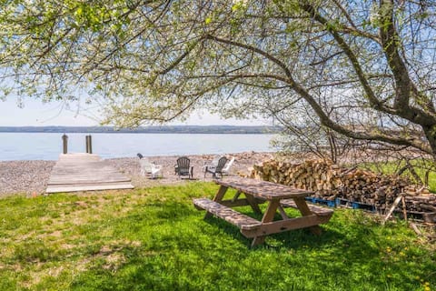 Lakefront &Wine Trails: Little Blue Cottage FLX