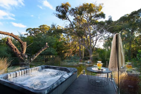 Nest - A couples Getaway with outdoor hot tub!