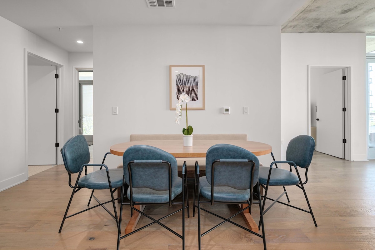 Rainey Street Luxury | Best Pool and Views in ATX