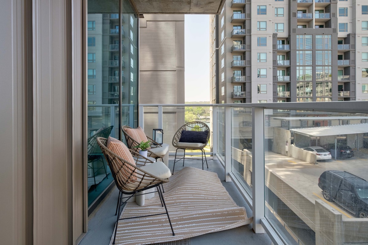 Rainey Street Luxury | Best Pool and Views in ATX