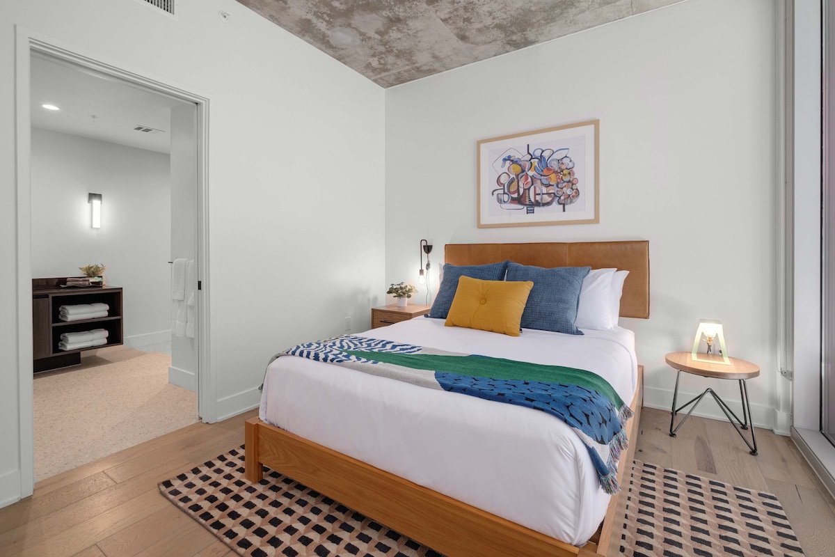 Rainey Street Luxury | Best Pool and Views in ATX
