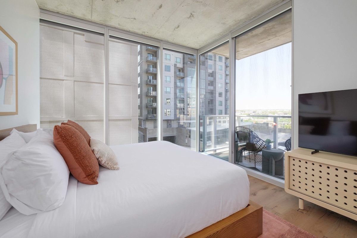 Rainey Street Luxury | Best Pool and Views in ATX