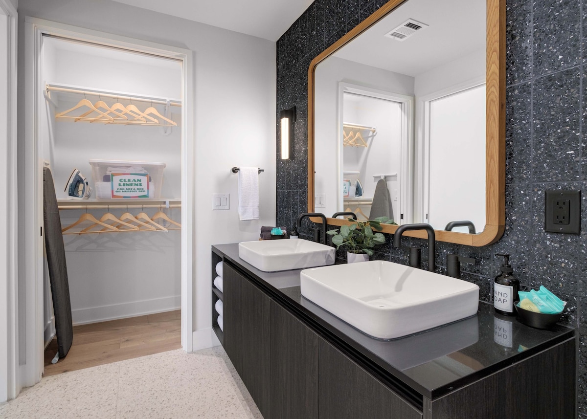 Rainey Street Luxury | Best Pool and Views in ATX