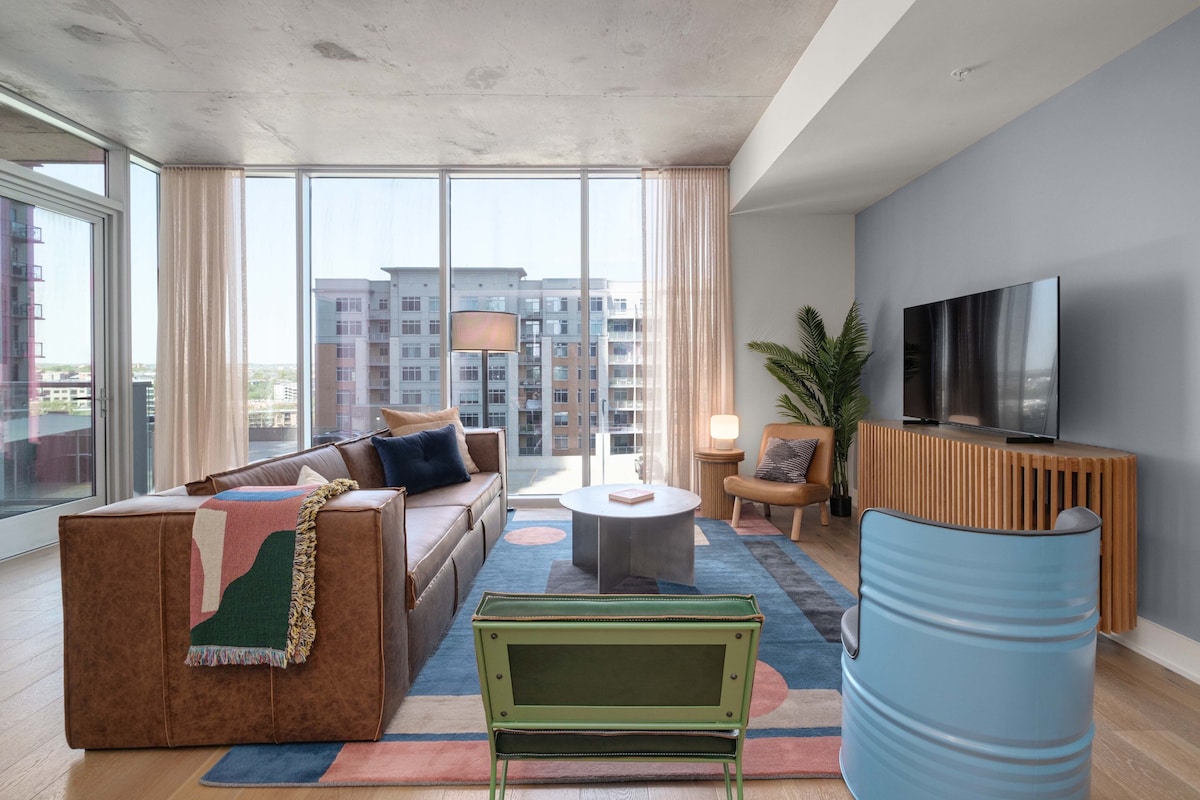 Rainey Street Luxury | Best Pool and Views in ATX