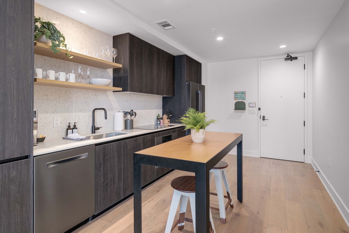 Rainey Street Luxury | Best Pool and Views in ATX