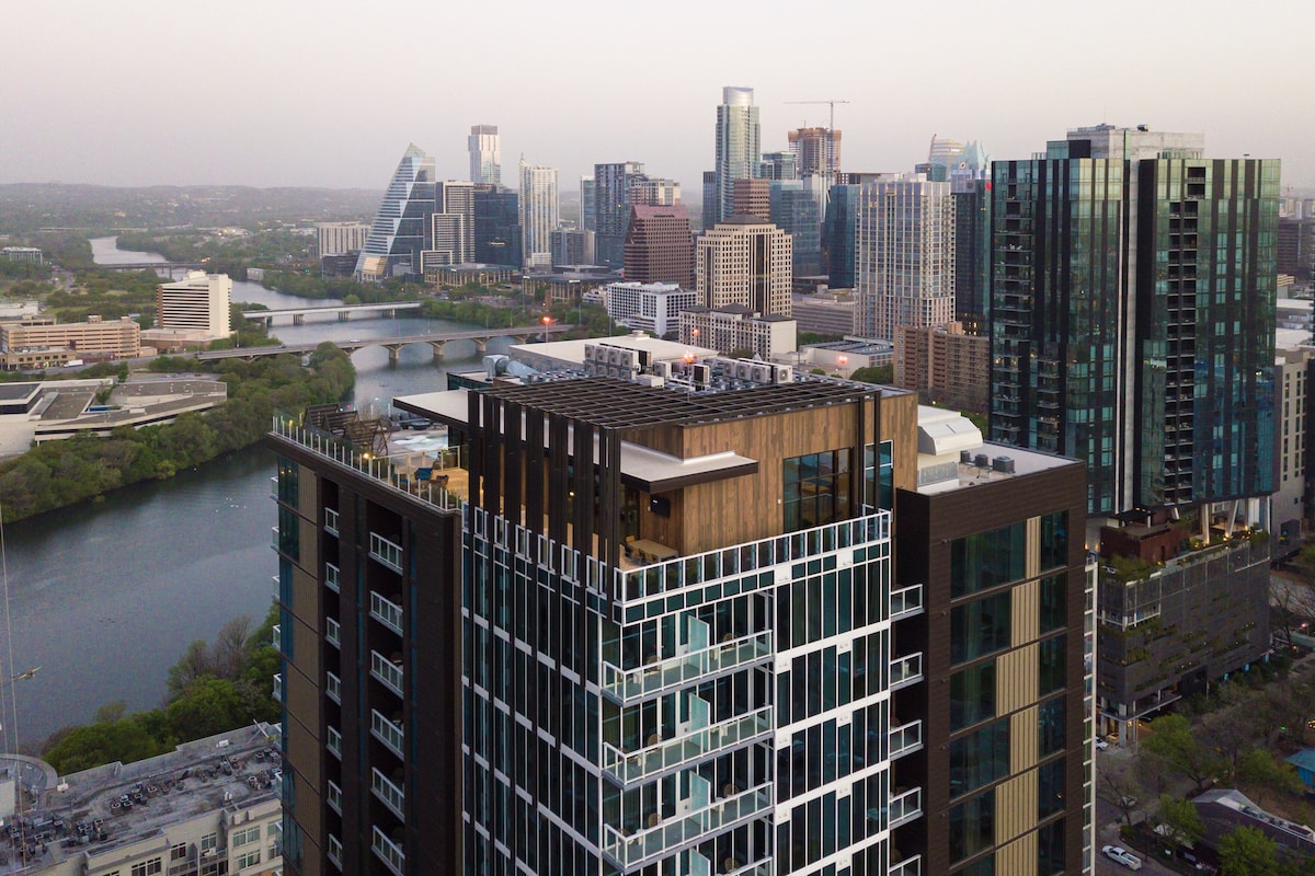 Rainey Street Luxury | Best Pool and Views in ATX