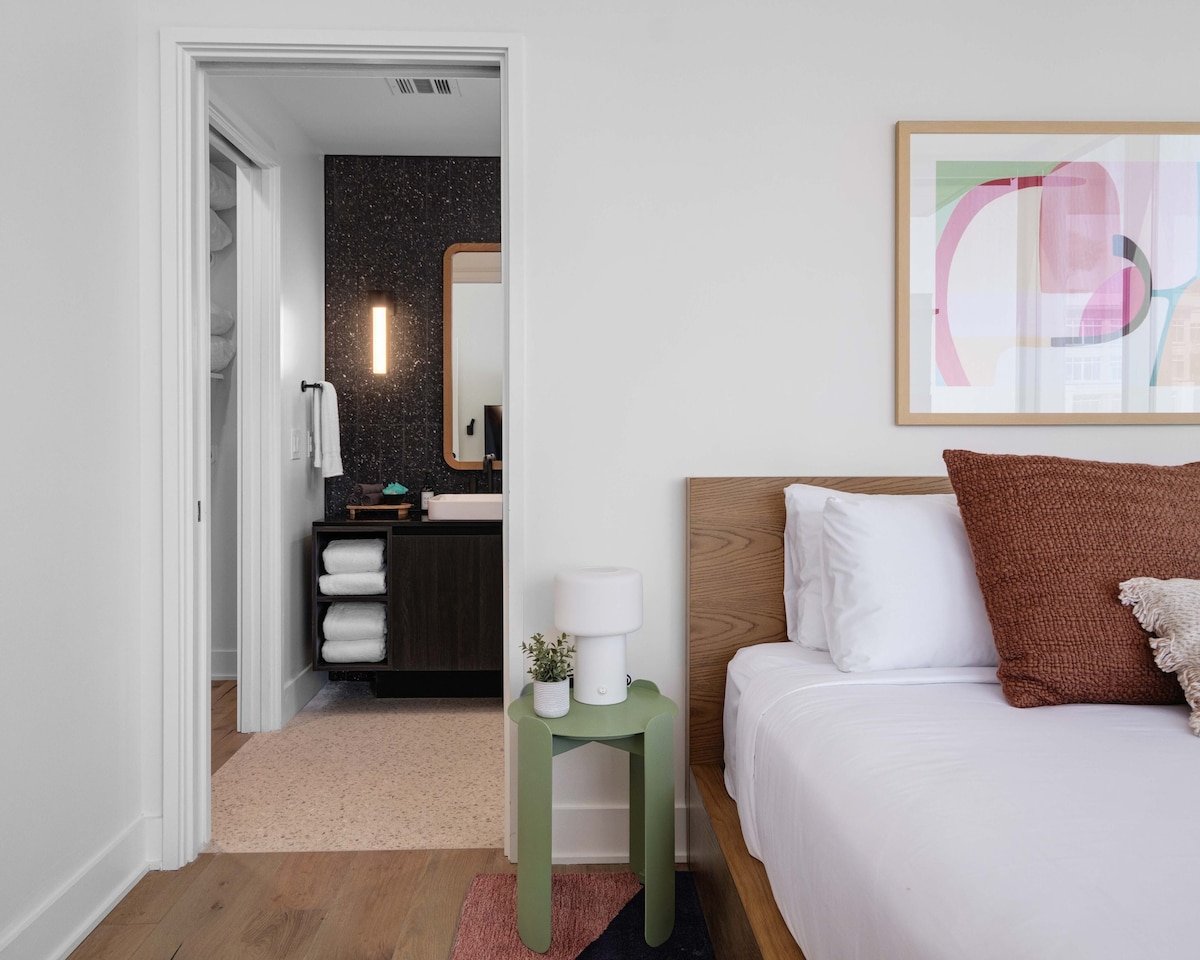 Rainey Street Luxury | Best Pool and Views in ATX