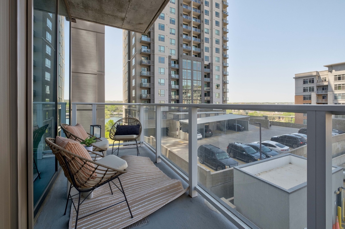 Rainey Street Luxury | Best Pool and Views in ATX