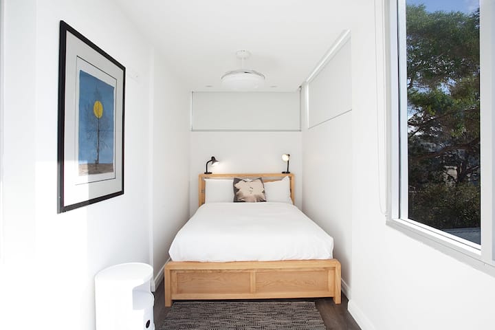 Შექმენით სიმშვიდის ოაზისი ამ შთამბეჭდავ და მიმზიდველ საძინებელში.