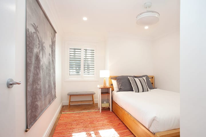 Მსგავსი საძინებლებში ტკბილი ოცნებები იქმნება - კომფორტი შეესაბამება დახვეწილობას.