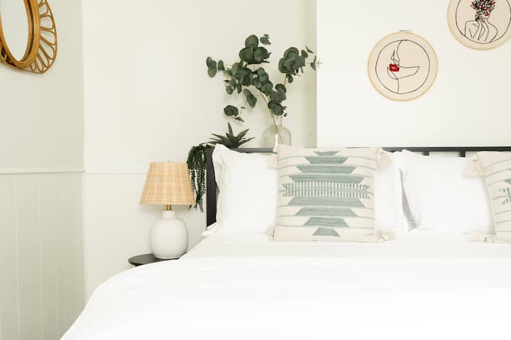 חדר שינה מס '2 עם קינג + שני תאומים (דרגשים) + טלוויזיה!