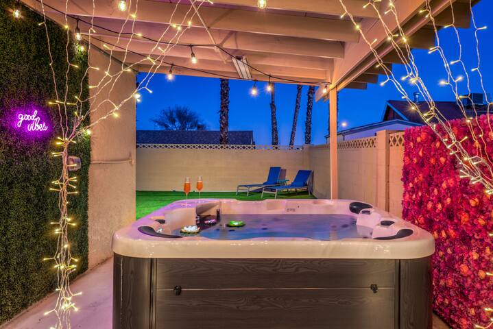 Oasis near STRIP Lap Pool, Spa, Sauna, Deck, Poker gallery image 5