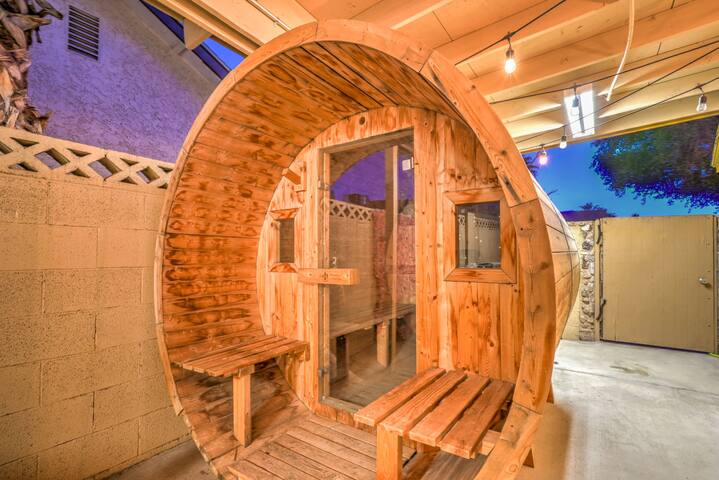 Oasis near STRIP Lap Pool, Spa, Sauna, Deck, Poker gallery image 3