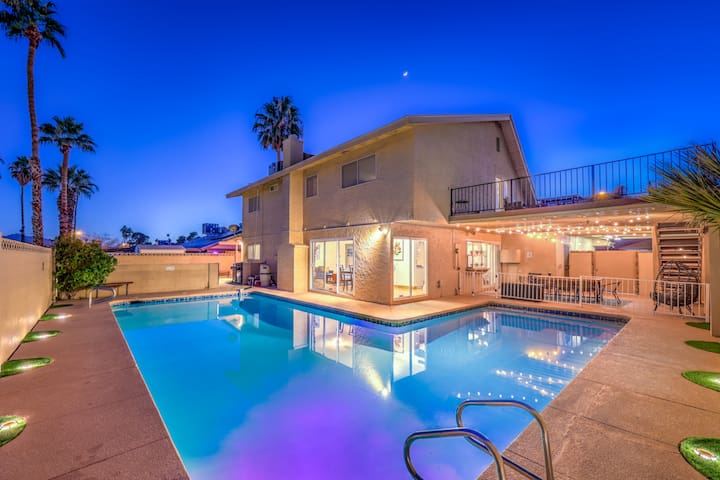 Oasis near STRIP Lap Pool, Spa, Sauna, Deck, Poker