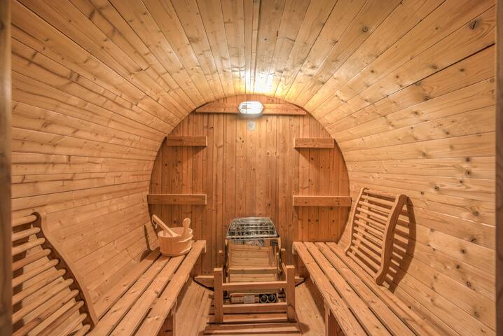 Oasis near STRIP Lap Pool, Spa, Sauna, Deck, Poker gallery image 4