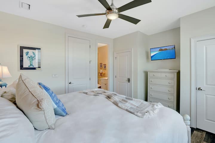 سرير كينج في الطابق السفلي مع حمام داخلي