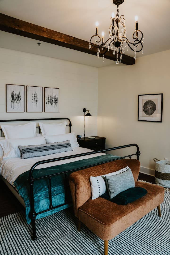 主卧加大双人床套房