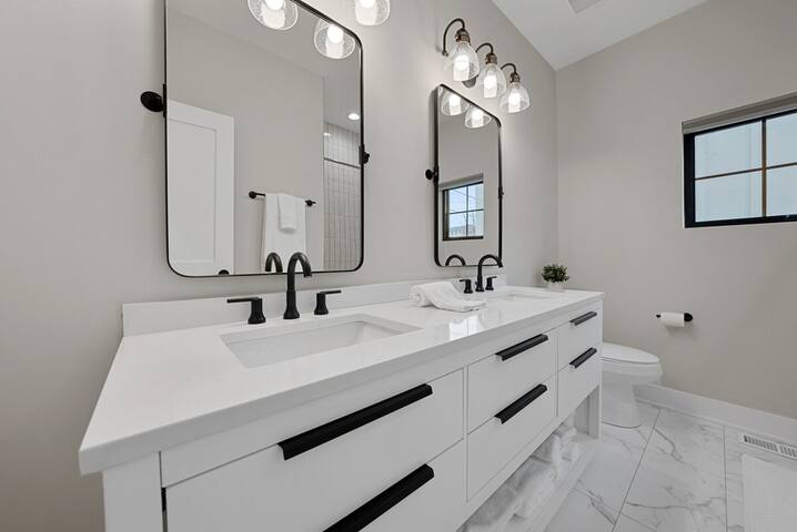 Stunning Italian Village New Build W/ Terrace! gallery image 5