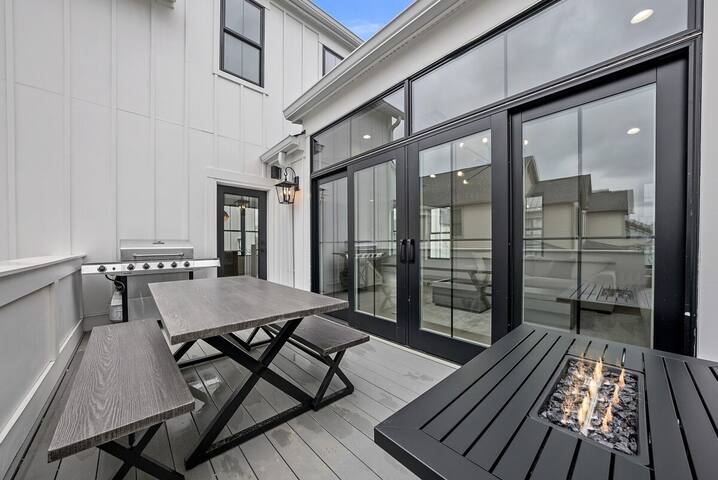 Stunning Italian Village New Build W/ Terrace! gallery image 4