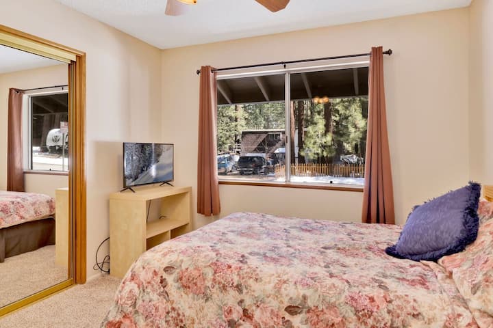 ხის სახლის მშვიდი საძინებელი, რომელიც ფუფუნებისთვის განკუთვნილი თეთრეულითა და ლამაზი ხედებით გამოირჩევა. იდეალურია მშვიდი ღამეების, მყუდრო დილებისა და მთებში დასვენებისთვის.