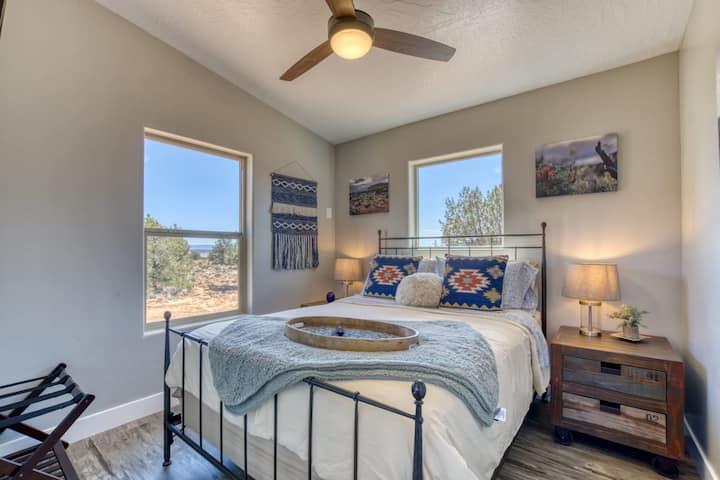 Guest bedroom, Queen bed