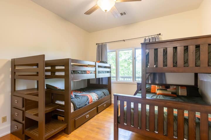 Chambre avec lits superposés au rez-de-chaussée (lits jumeaux/complet, lits jumeaux/lits jumeaux