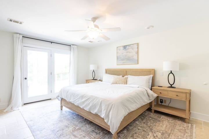 La chambre principale du rez-de-chaussée donne sur la terrasse du haut